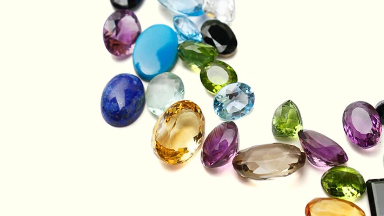 Lapis Lazuli Gemstone: Healing, Benefits & Who Should Wear It